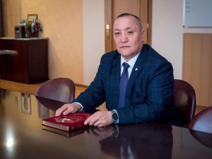 Хабиров назначил бывшего мэра Сибая Азамата Юлдашбаева заместителем министра труда и семьи Башкирии Азамат Юлдашбаев возглавлял Сибай с 2022 года по 2024 год В сентябре 2024 года чиновник заключил контракт с Минобороны России и отправился добровольцем на специальную военную операцию Главой администрации Сибая тогда был назначен Сергей Озерцов  Обратная связь  Подписаться  Подписаться в Max