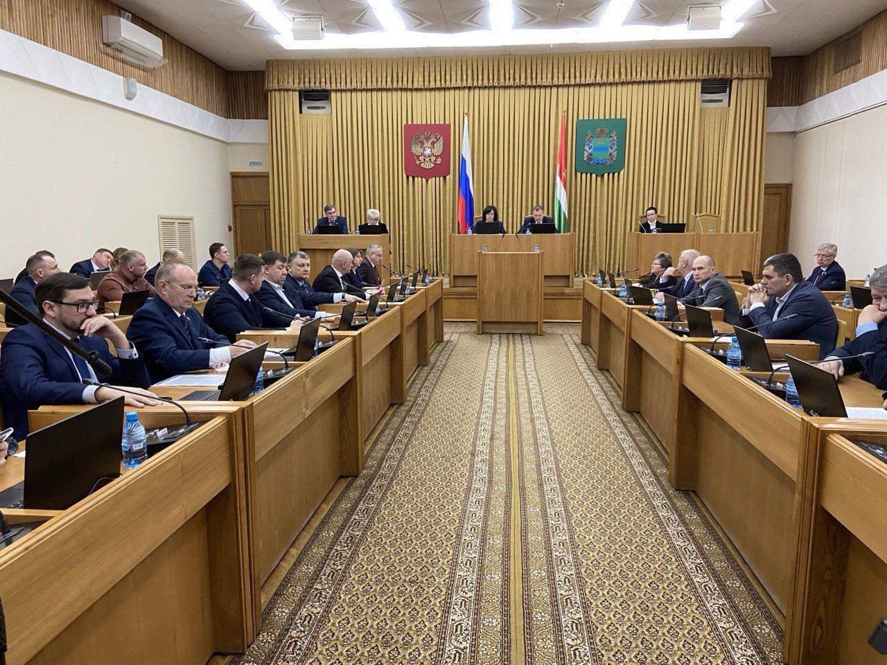 Депутаты ЗС приняли закон о жилье для детей сирот Они единогласно поддержали законопроект о предоставлении земельного участка находящегося в государственной или муниципальной собственности в аренду без проведения торгов застройщикам которые обязуются безвозмездно передать в собственность региона не менее 15 жилых помещений для детей сирот И еще одна приятная новость для тех кто взял под опеку ребенка размер выплат на содержание детей находящихся под опекой приравнивается к величине прожиточного минимума для детей в Калужской области Наш канал в MAX