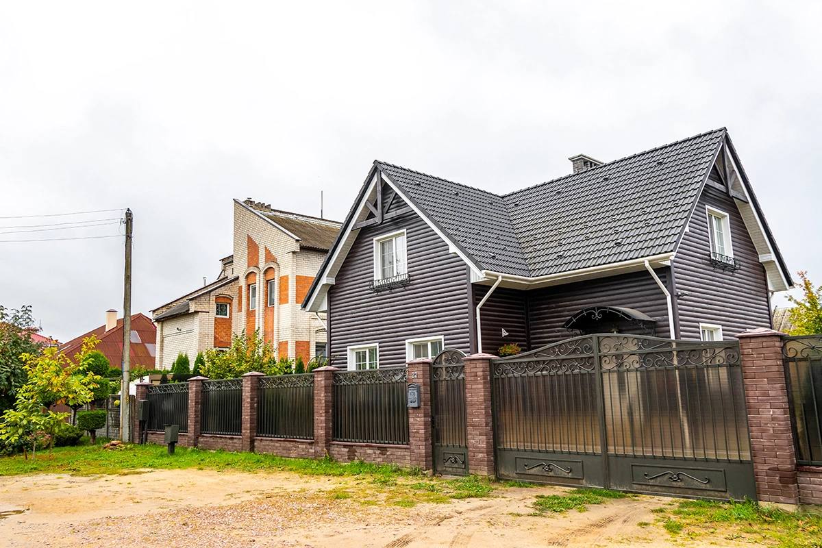 Госдума одобрила проект об эксперименте с регистрацией ИЖС в Подмосковье Он продлится до 2029 года и коснется только тех участков под ИЖС и садоводство право собственности на которые появится с 1 января 2026 года Новые собственники будут автоматически получать ГПЗУ документ с характеристиками разрешенных строений Если построенный дом не соответствует ГПЗУ кадастровый инженер не выдаст техплан и Росреестр не зарегистрирует такой объект Кого меры не коснутся тех кто купил участок до 1 января 2026 года тех кто после этой даты купит участок с уже построенным домом жителей других регионов интерес есть например в Татарстане но технически готово только Подмосковье Эксперимент позволит выявить недостатки и затем распространить подход на всю Россию законы Фото Arkadij Schell Shutterstock FOTODOM Читать РБК Недвижимость в Telegram