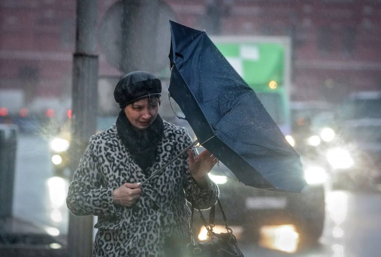 В Петербурге объявлен жёлтый уровень опасности из за сильного ветра По данным Росгидрометцентра в прибрежных районах города ожидаются порывы ветра до 15 м с Предупреждение действует с 22 00 10 декабря до 15 00 11 декабря Жителям и водителям рекомендуется проявлять осторожность и быть бдительными во время неблагоприятных погодных условий Павел Волков Известия Подписаться на ДП в Telegram MAX