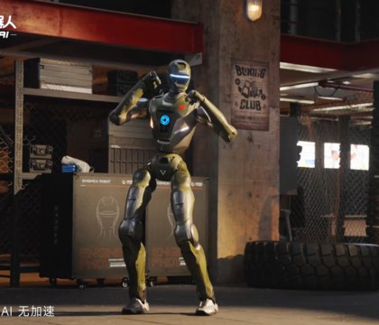 Робот T800 от EngineAI показал на видео прием в стиле Брюса Ли а также удары руками и ногами Компания EngineAI также известная как Zhongqing ZQ Robotics продемонстрировала видеоролик с участием робота T800 Разработчики заявили что видео было снято полностью вживую без использования компьютерной графики ИИ или ускорения На видео робот эффектно распахивает дверь ударом ноги проходит мимо предыдущей модели PM01 словно отдавая ей дань уважения после чего демонстрирует различные боевые приемы включая удары руками и ногами прыжки и вертушки