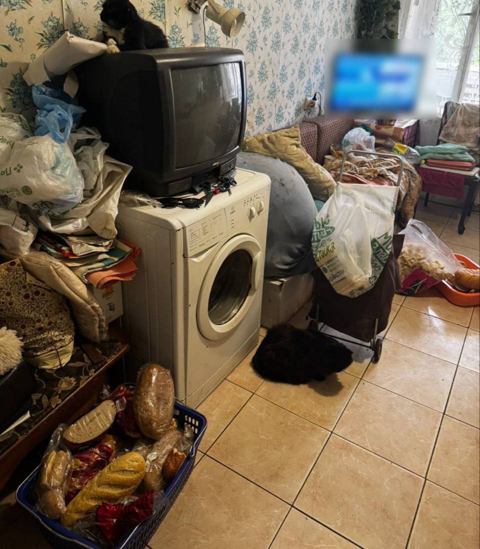 В Москве соседи пожаловались на квартиру, которая сильно пахла аммиаком из-за кошек — оказалось, его концентрация в 12 раз превышала норму.   Жительница квартиры на Ладожской улице завела четырех кошек, но ухаживала за ними плохо. Соседи обратились в прокуратуру с жалобой на едкий запах, проведенная проверка установила превышение допустимой концентрации газа в воздухе.