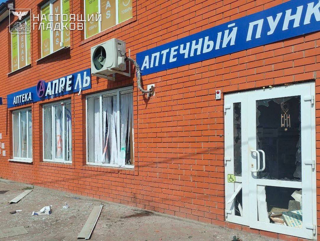 В Грайвороне после взрыва дрона пострадали мирные жители Беспилотник ВСУ сдетонировал вблизи коммерческого объекта. В результате три женщины получили баротравмы и были госпитализированы. В здании разрушен фасад и выбиты стёкла. Повреждены припаркованные рядом маршрутный автобус и три автомобиля.