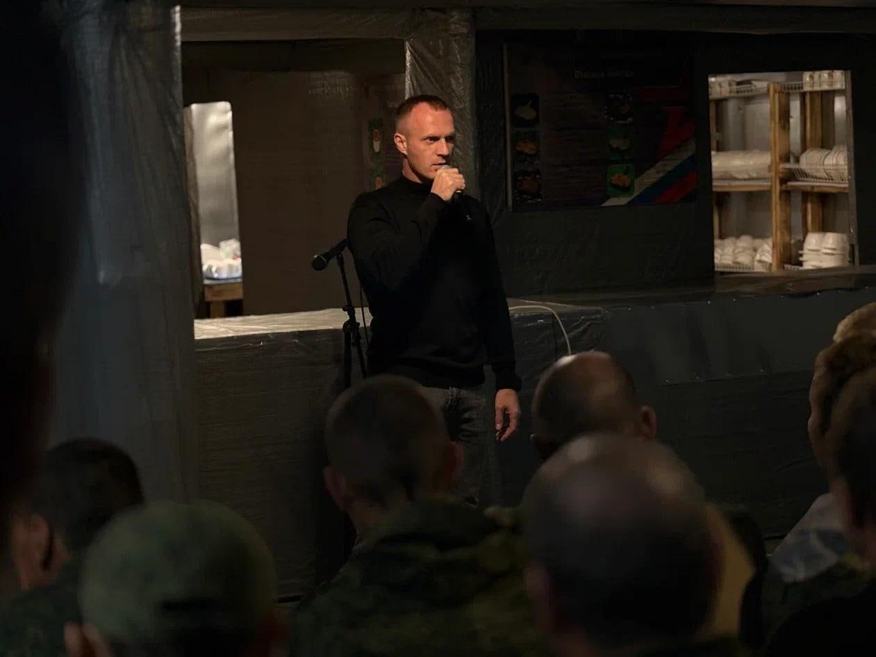 Своих не бросаем Артисты Луганской филармонии поддержали защитников Родины Артисты Луганской филармонии продолжают благотворительную акцию Своих не бросаем направленную на поддержку военнослужащих Своими выступлениями они выражают признательность тем кто защищает Родину В концерте приняли участие народная артистка ЛНР Наталия Олефиренко лауреаты международных конкурсов Олег Романов Анатолий Лаврентьев Любовь Цупикова Дарья Лобова Алексей Лисицын а также вокальные ансамбли Арт Мюзик и Сфорцандо Ведущей программы выступила Наталья Недоступ Акция стала важным напоминанием о том что искусство способно согреть душу подарить надежду и поддержать связь между фронтом и тылом