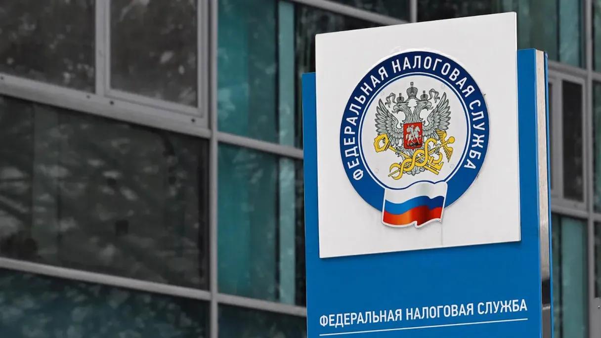 Бизнесу — затянуть пояса, говорит налоговая. В 2025 налоговые органы начали применять нормы, которые даже не вступили в силу. На местах уже запрещают учитывать «опоздавшие» расходы прошлых лет, если с тех пор изменилась ставка налога на прибыль а она, напомним, с 20% выросла до 25% . Что это значит? Если в 2024-м компания не успела учесть какие-то затраты, то в 2025-м ей это сделать уже не дадут. Минфин считает, что такие корректировки — это «необоснованная налоговая выгода». Под прицелом: бонусы, ретроскидки, переменная аренда, роялти и все расходы, которые документально оформились позже. Даже если по-честному. Суды? Пока молчат. А компании остаются один на один с ФНС и риском доначислений. В Финополии мы знаем, как автоматизировать финучёт, управленку и казначейство так, чтобы расходы не терялись и не приходилось ловить налоговые «письма счастья» на ровном месте. #финансы #налогои #управленческийучёт #автоматизацияучёта #казначейство #мсп #штрафы #новостиэкономики