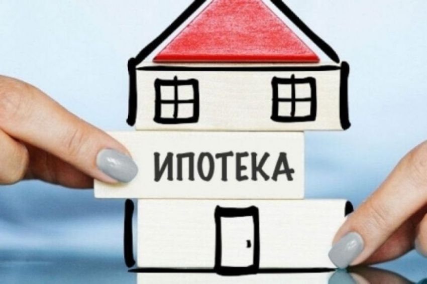 Банки резко сократили выдачу ипотек в Приморье Число ипотечных кредитов, оформленных в крае в I квартале текущего года, по сравнению с аналогичным периодом 2024-го уменьшилось в 1,7 раза, сообщает Дальневосточное ГУ Банка России. Всего банки выдали 2,6 тыс. займов, большую часть из них 60% брали на покупку квартир в строящихся домах, еще 13% — для приобретения частных домов. Источник: РБК Восток
