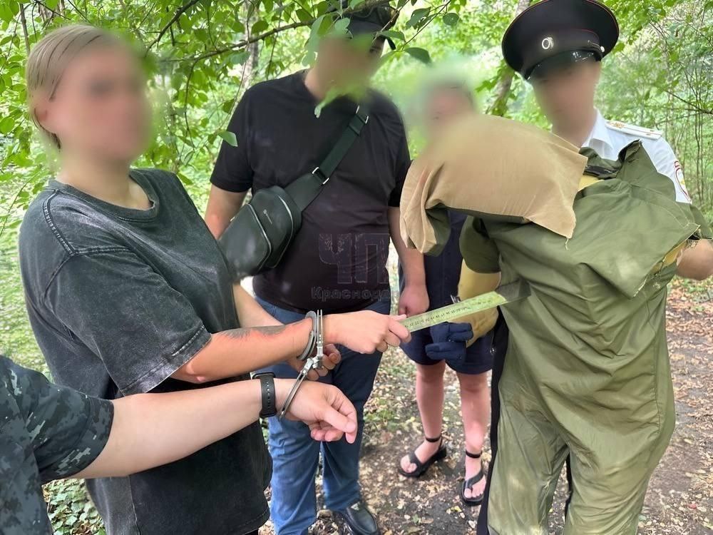 Краснодарка зарезала своего экс-сожителя в Геленджике!  Ночью 2 августа в селе Возрождение, 38-летняя жительница краевого центра проводила томный вечер в компании бывшего сожителя. Вместе с количеством выпитого спиртного между ними вспыхнул накал взаимных обид и разразился знатный конфликт с взаимными оскорблениями.  В порыве ярости женщина схватила нож и нанесла мужчине множество ударов в грудь и живот. От полученных ранений мужчина скончался на месте.  Женщина поспешила скрыться, а тело убитого обнаружили утром местные жители.  Спустя короткое время краснодарку задержали. Свою вину она признала. Говорит, не хотела, зло и алкоголь попутали.  Сейчас она находится под стражей. Следствие продолжается.
