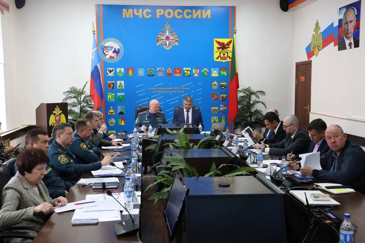 Заседание по пожароопасной обстановке в Забайкалье провел руководитель МЧС России Александр Вячеславович Куренков.   Причины лесных пожаров в крае в основном —  ландшафтные пожары. В прошлом году их было 1760, в этом году — 1127. Меры, которые мы предпринимаем по профилактике, работают — количество сократилось почти на треть. Тем не менее, на общую площадь пожаров это не влияет.  Высокий класс пожарной опасности сохраняется в Читинском, Тунгокоченском, Хилокском, Карымском и Улётовском округах и в Чернышевском районе. Там работают 1700 человек, среди них 440 человек — это федеральные силы и 470 межрегиональные. Также на местах работают добровольцы.  Спасибо всем, кто оказывает помощь и поддержку Забайкалью.