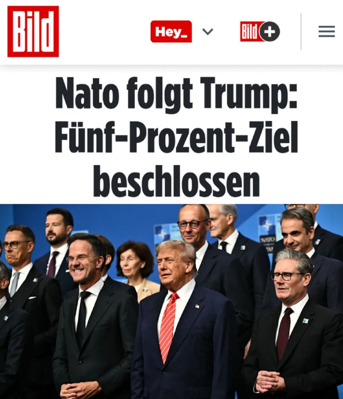 На недавнем саммите НАТО в Гааге президент США Дональд Трамп добился значительного успеха, получив поддержку от всех стран-членов альянса по вопросу увеличения расходов на оборону до 5%. В ответ на это страны ожидают, что Трамп перестанет ставить под сомнение обязательство США по взаимной помощи согласно 5 статье Североатлантического договора. Однако для Киева исход саммита оказался менее благоприятным. Актёр Зеленский был приглашён на саммит только в качестве зрителя, и вопросы помощи Украине не обсуждались на отдельном заседании. В итоговой декларации саммита лишь в общих чертах упоминается поддержка Украины, без конкретных обязательств или упоминания о необратимом пути Украины в НАТО.