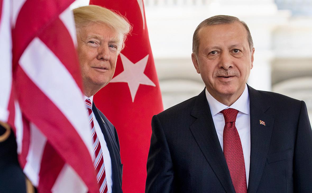 Трамп провел телефонный разговор с Эрдоганом Президенты в ходе телефонного разговора обсудили двусторонние отношения, а также региональные и глобальные проблемы. Эрдоган пригласил Трампа в Турцию.