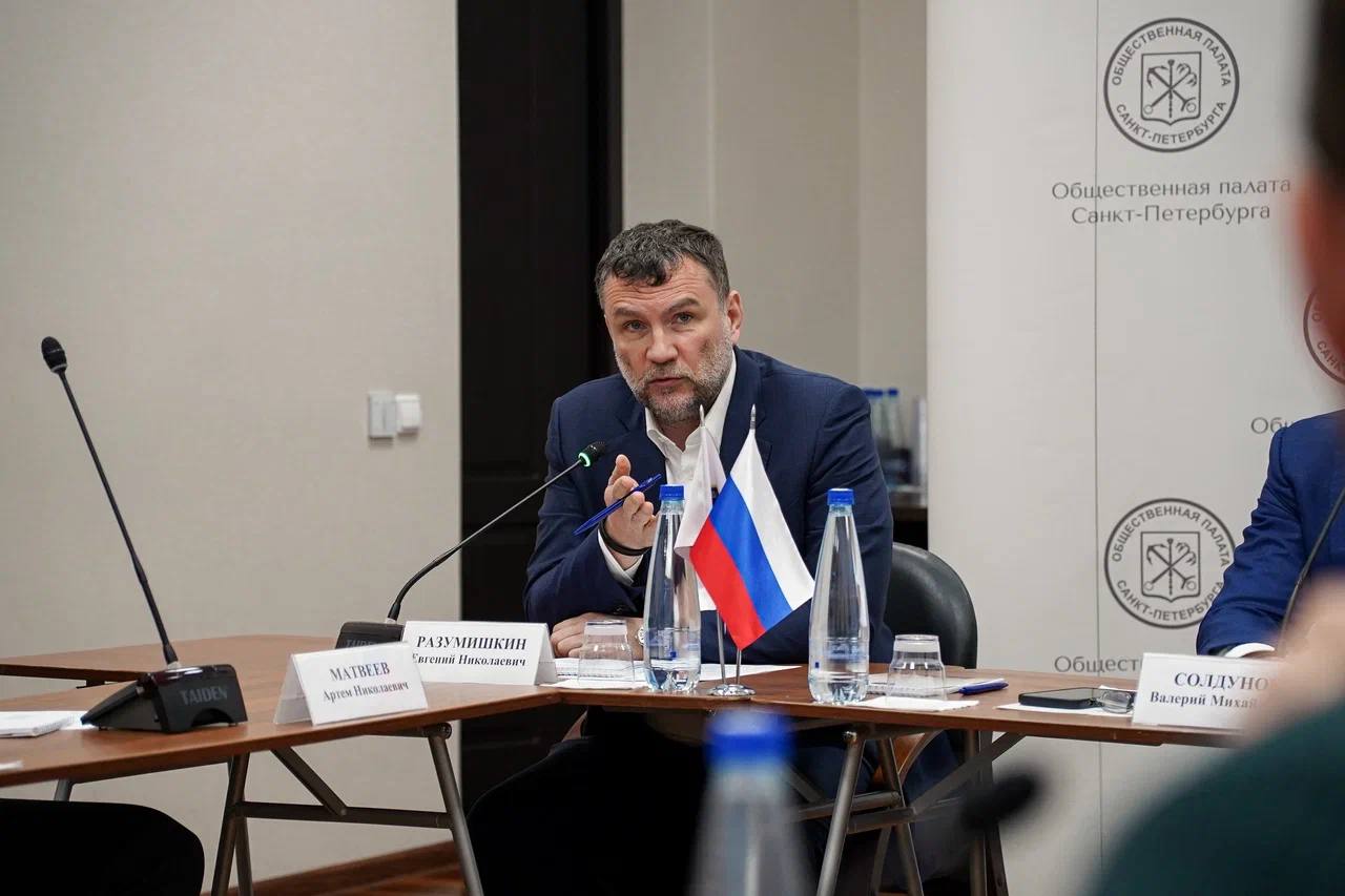 Вопрос цифровизации отрасли ЖКХ в последнее время становится все более актуальным. Применяются новые технологии, внедряются абсолютно иные подходы к решению задач. За последний год мы проделали большую работу по созданию цифрового контура в части контроля уборки города, о чем сегодня доложили начальник ГАТИ Алексей Геращенко и советник директора СПб ГКУ «Управление по мониторингу» Денис Лунг в ходе заседания Комиссии по благоустройству, ЖКХ и экологии в Общественной палате Санкт-Петербурга. Вместе с председателем Комиссии Валерием Солдуновым, заместителем председателя Общественной палаты Георгием Абелевым и депутатом ЗакСа Александром Ходоском обсудили перспективу внедрения автоматизации в информационные системы города, а также развитие Центра комплексного контроля городского хозяйства.