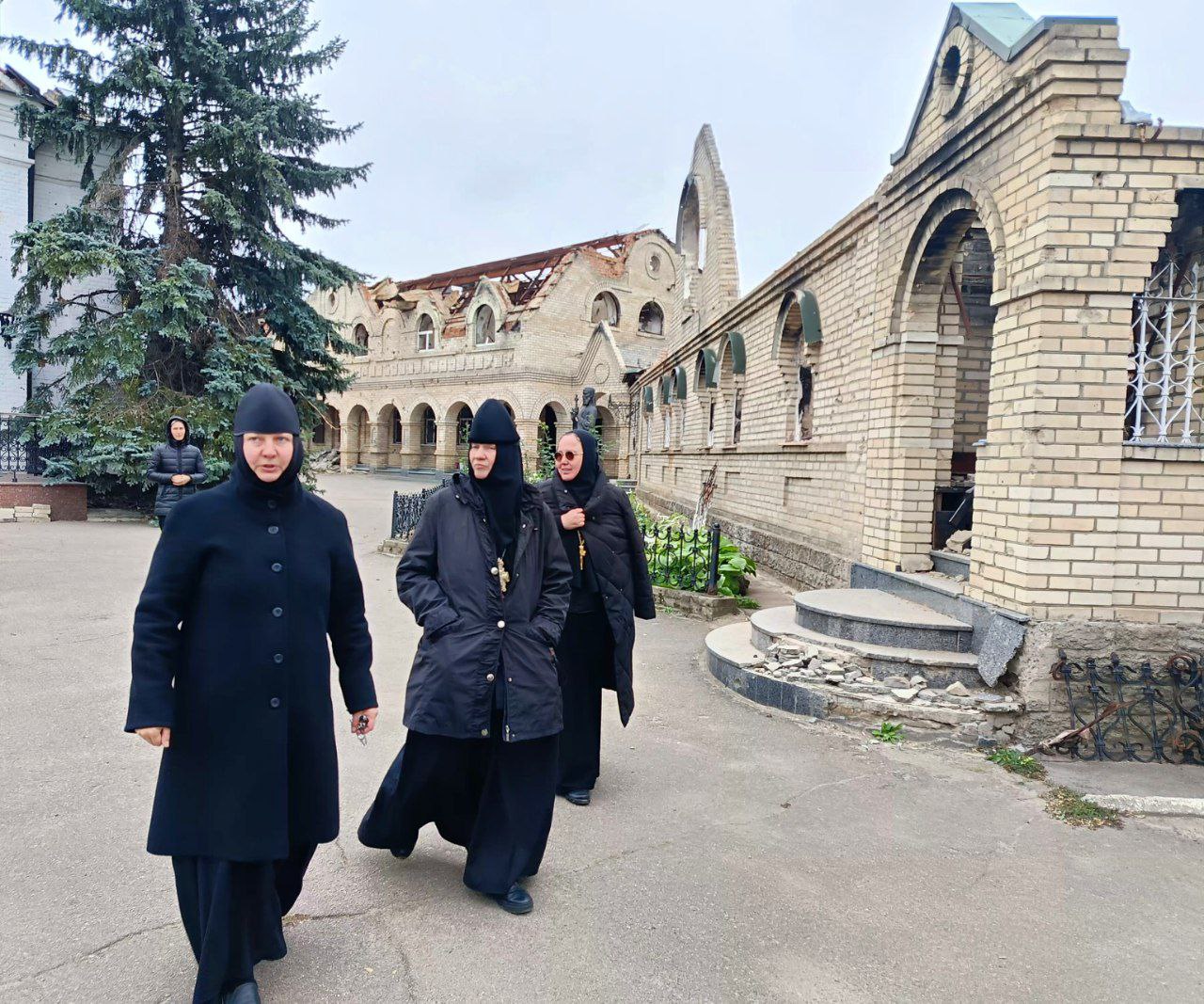 Нашу Обитель посетили гости из Москвы настоятельница Зачатьевского ставропигиального женского монастыря игумения Иулиания Каледа с сестрами и настоятельница Марфо Мариинской обители милосердия игумения Елисавета Позднякова Матушки привезли в монастырь гуманитарную помощь и булерьяны для отапливания помещений Настоятельница Свято Успенского Николаевского монастыря игумения Анна Морозова оказала гостям радушный приём показала Обитель рассказала о её истории с момента основания до наших дней   t me Zosima batushka