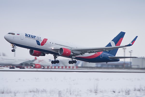 Рейс Azur air из Москвы в Коломбо задерживается более чем на 14 часов  Авиакомпания Azur air была вынуждена задержать рейс Москва — Коломбо  Шри-Ланка  для предоставления резервного воздушного судна. Сейчас задержка составляет более 14 часов, вылет планируется в 17:00 мск, с 18-часовым опозданием. Об этом сообщает ТАСС со ссылкой на пресс-службу авиаперевозчика.  "Авиакомпания была вынуждена задержать рейс Москва — Коломбо для предоставления резервного воздушного судна. На время ожидания пассажиры размещены в гостиницах, им предоставлены другие услуги в соответствии с федеральными авиационными правилами. Вылет рейса планируется в 17:00 по московскому времени, это связано с процедурами по подготовке резервного воздушного судна", – рассказали в авиакомпании.  Рейс был запланирован на 10 декабря в 23:00 мск. Как сообщила пассажир рейса Светлана Орлова, пассажиры успели зарегистрироваться, но за 40 минут до вылета им сообщили, что вылет задерживается до утра.  aviaru.net/n278585