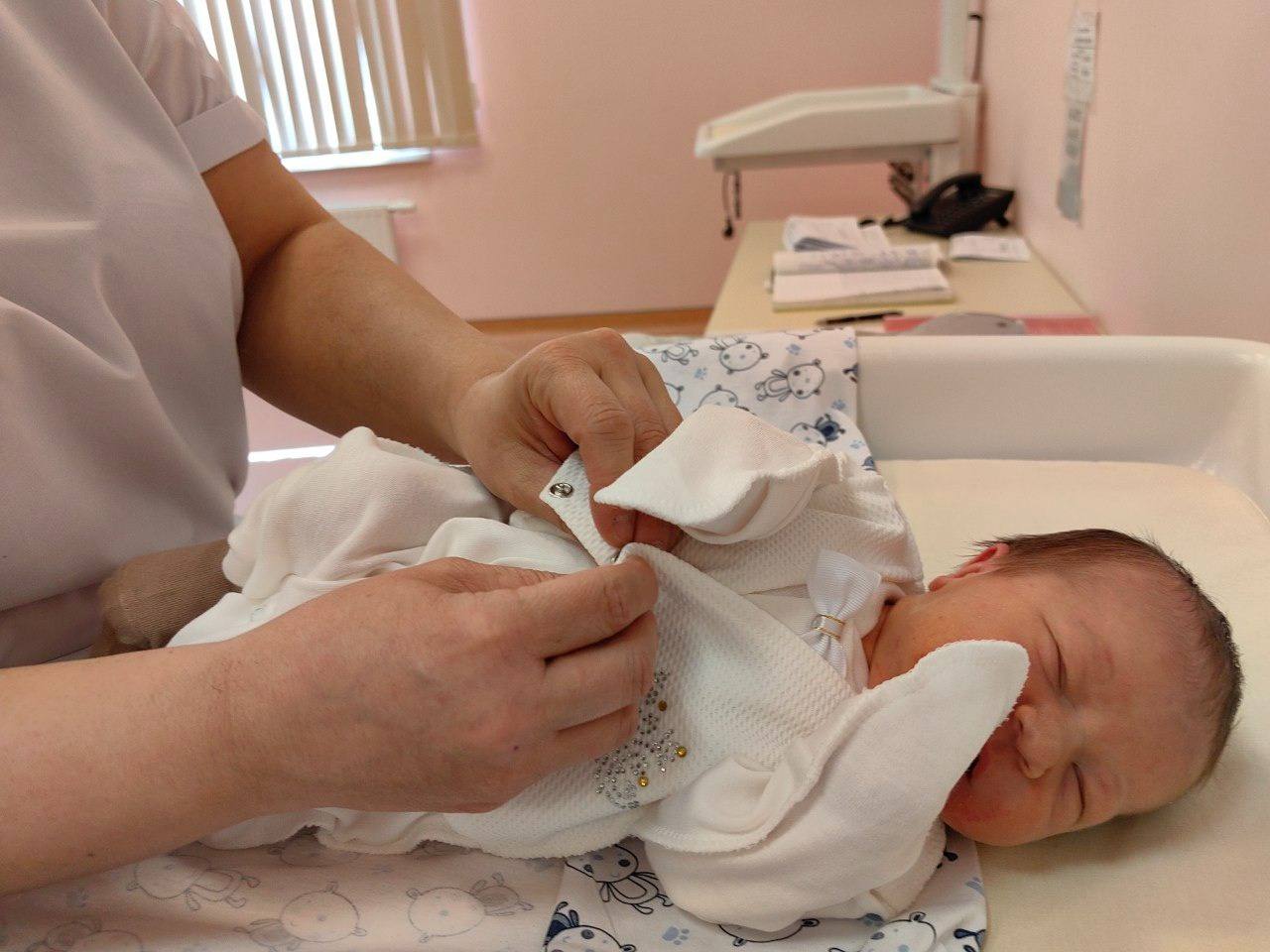 Центр охраны материнства и детства в Сургуте делится счастливой статистикой рождаемости За шесть месяцев текущего года врачи медучреждения помогли появиться на свет 3619 малышам. Из них 1897 — мальчиков и 1722 девочки, включая 42 двойни. Самая крошечная малышка родилась 13 июня весом 1 150 гр, в настоящее время она находится под круглосуточным контролем специалистов Центра в отделении реанимации и интенсивной терапии. Самый крупным ребенком первого летнего месяца тоже стала девочка, родившаяся 20 июня. Вес новорожденной — 5050 гр. Настоящий бэби-бум зафиксировали с 6 утра 10 июня по 6 утра 11 июня. За сутки врачи приняли 20 мальчиков и 18 девочек, в том числе одну двойню. Подробнее читайте тут! Сургутский центр охраны материнства и детства