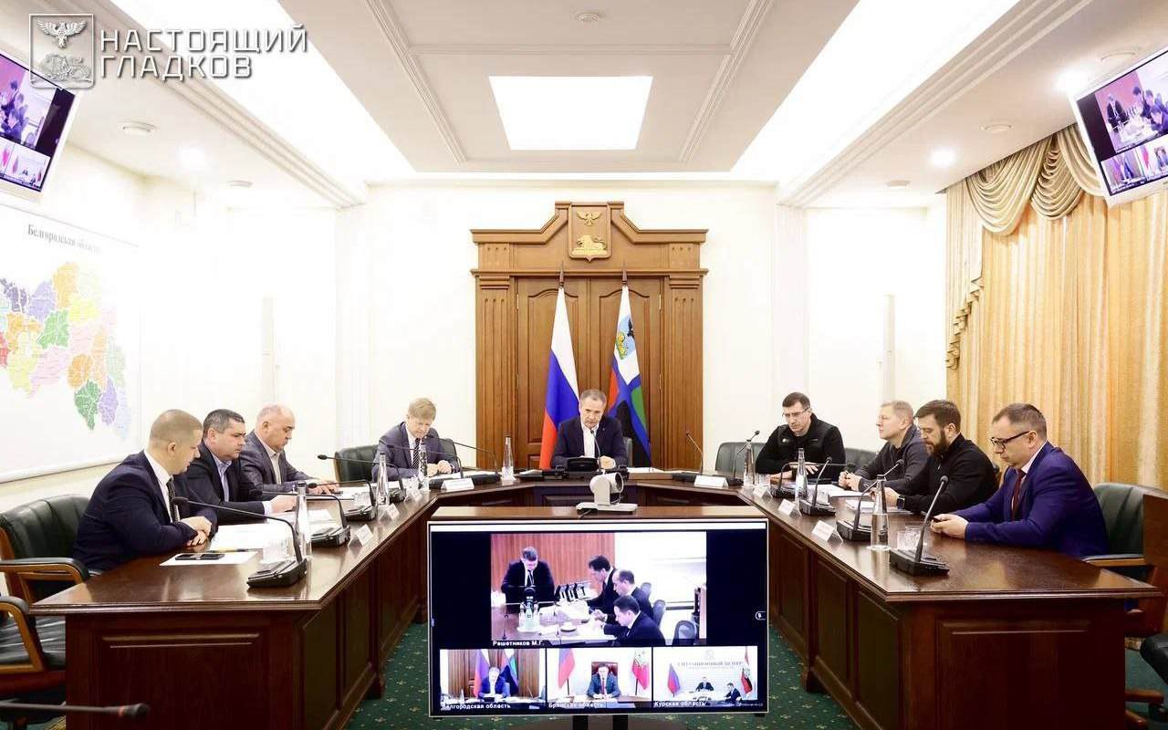 Свободная экономическая зона в Белгородской области может выйти за пределы приграничных районов Планируется расширение свободной экономической зоны СЭЗ в Белгородской области на другие муниципальные образования кроме приграничных районов Об этом заявил губернатор региона Вячеслав Гладков после встречи с министром экономического развития РФ Максимом Решетниковым Прошло совещание под руководством министра экономического развития РФ Максима Геннадьевича Решетникова Обсуждали вопрос по расширению механизма свободной экономической зоны на неприграничные муниципалитеты Белгородской области Процесс расширения свободной экономической зоны очень важен как для текущей ситуации в экономике так и для стратегического развития Белгородской области написал Гладков в своем телеграм канале В настоящее время в рамках функционирования СЭЗ на территории региона реализуются 23 инвестиционных проекта которые направлены в том числе на восстановление пострадавших предприятий Объем инвестиций составляет около 3 млрд рублей сохранено свыше 4 тысяч рабочих мест планируется создать дополнительно 700 рабочих мест Планируемый объем налоговых и страховых льгот участникам СЭЗ 11 6 млрд рублей t me abiregbel max