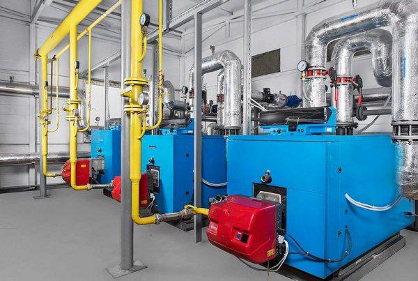 Начинаем перевод котельных в Слободском на газ Подписано концессионное соглашение о переводе муниципальных котельных в Слободском на газ Мы нашли решение затянувшегося вопроса который волновал многих жителей Это стало возможным благодаря поддержке Президента России Владимира Путина Он одобрил мою просьбу что позволило Кировской области получить на перевод котельных на газ 950 миллионов федерального казначейского инфраструктурного кредита Еще более 240 миллионов вложит концессионер им стала компания Т Плюс Вместо 5 старых котельных в Слободском в течение двух лет появятся 4 современные газовые котельные Сейчас город отапливается углем и мазутом Это дорого и неэкологично Газификация позволит снизить тариф на тепло для жителей Первая котельная должна быть переведена на газ уже в следующем году Это большой шаг в модернизации системы ЖКХ и развитии инфраструктуры для жизни