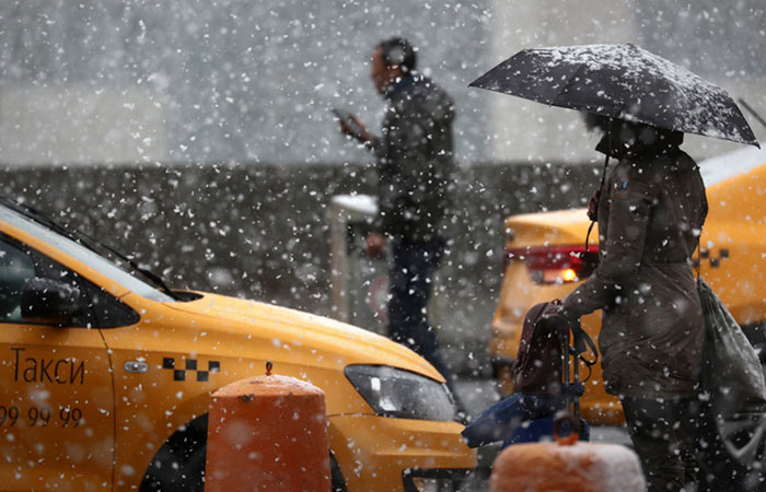 Стоимость патента для таксистов в Москве предлагается повысить в 2 6 раза с 3 4 тыс рублей в месяц до 9 тыс рублей Корректируются патенты в сфере такси Сейчас плата за патент составляет всего 3 4 тысячи рублей в месяц Такой низкий уровень связан с тем что потенциальный доход от которого считается плата за патент сейчас установлен на уровне который существенно ниже реальных доходов в этой отрасли Для решения этой проблемы законопроектом предлагается повысить размер потенциального дохода таким образом чтобы ежемесячная плата за патент составила 9 тысяч рублей в месяц сказала начальник Управления налогового анализа Дарья Мурченко на заседании Мосгордумы в среду представляя соответствующий законопроект Она отметила что повышение стоимости патента выровняет налоговую нагрузку тех таксистов которые работают на патенте с налоговой нагрузкой водителей работающих как самозанятые Фото Сергей Фадеичев ТАСС interfaxonline