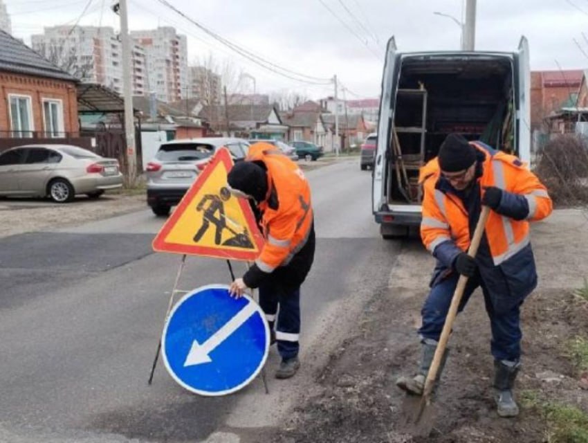 На двух улицах Краснодара ночью ограничат движение авто  С 23:00 8 февраля до 6:00 9 февраля ограничат движение транспорта по улице Скорняжной в районе домов №19 и №21 при движении от улицы имени Герцена в сторону улицы Труда.   А в ночь с 9 на 10 февраля краснодарцы смогут проехать от улицы имени Воровского до улицы имени Брюсова только по одной полосе. Ограничение будет действовать также с 23:00 до 6:00.   ‍Работа  Авто    Глэмпинг