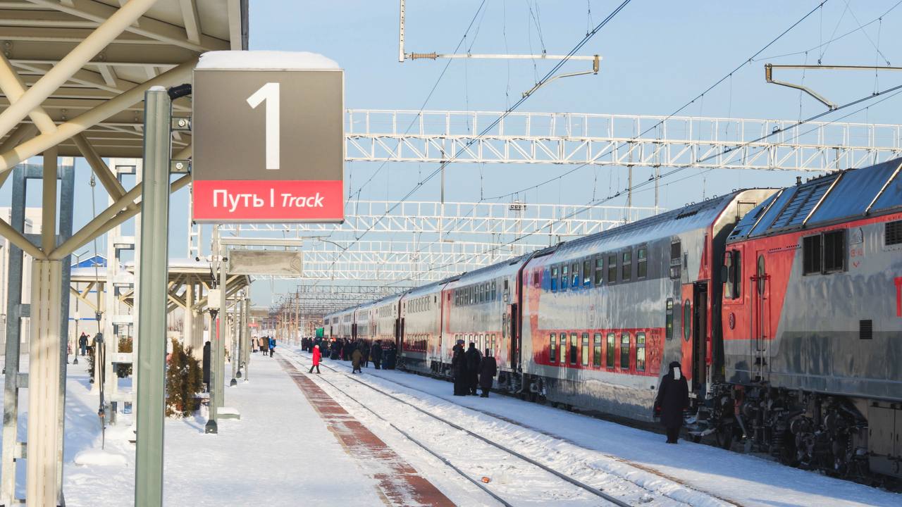 С нами миллионы С наших вокзалов и станций в прошлом году отправилось более 1  4   млн пассажиров на уровне 2024 года Из них в дальнем следовании 7 2 млн в пригородном сообщении 7 2 млн В декабре 2025 года отправлено более 1 млн пассажиров В дальнем следовании количество отправленных пассажиров составило 524 тыс человек в пригородном сообщении 488 тыс человек