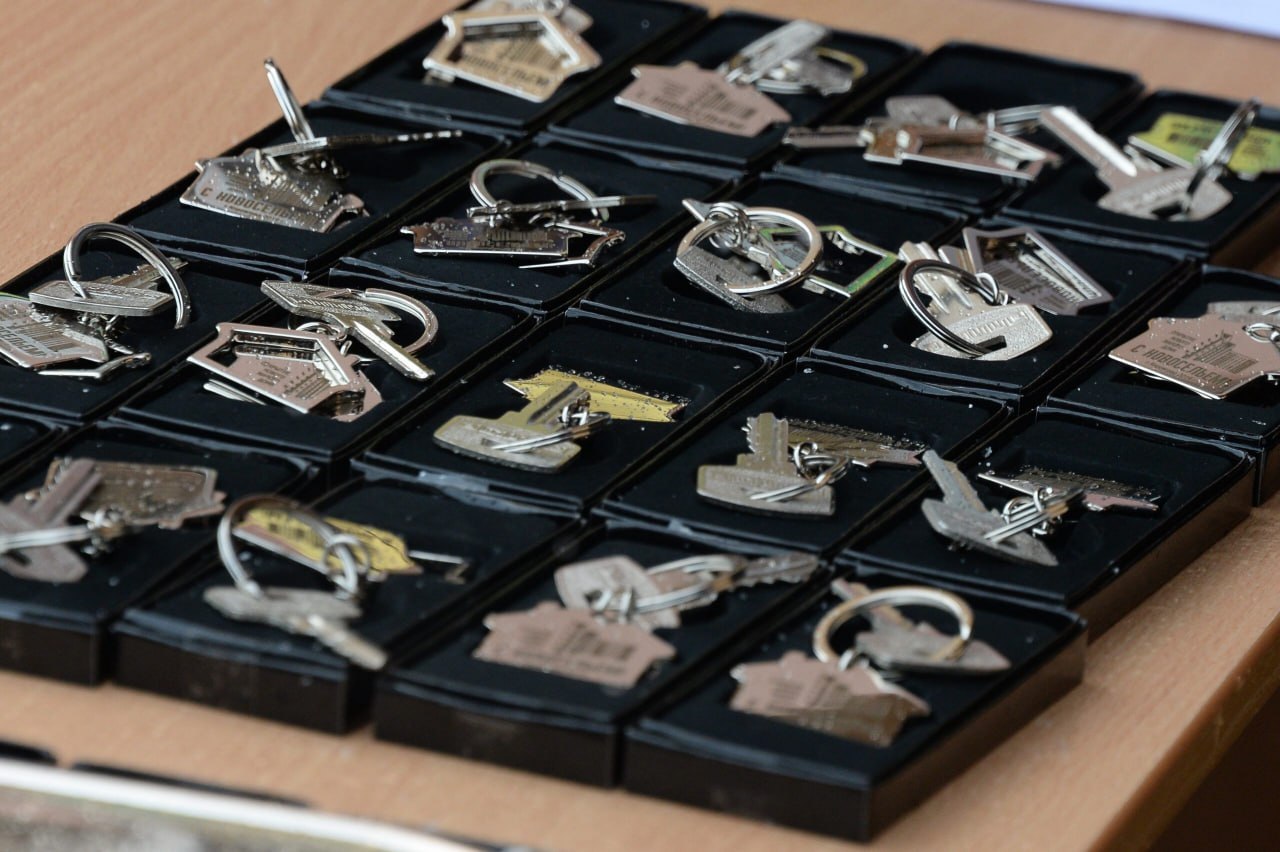 Для свердловских детей сирот упростили процедуру получения жилья по социальному найму Соответствующее постановление принято по инициативе губернатора Свердловской области Дениса Паслера Такая мера позволит упростить процесс получения жилья Ранее могли возникать ситуации когда например ребенок сирота не имел официального дохода но получал различные социальные выплаты которые не учитывались при принятии решения о передаче квартиры Новое правило исправляет эту ситуацию и делает учет доходов более справедливым упрощает процесс приватизации квартир написал Денис Паслер в своем канале в Max Подробнее читайте на сайте Областной газеты Павел Ворожцов Областная газета Подписаться на ОГ Прислать новость Поддержать канал