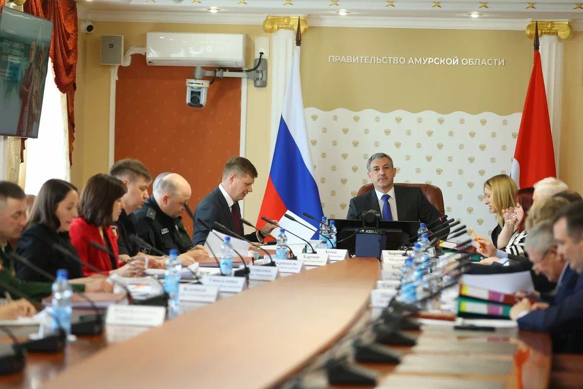 Более 150 претендентов прошли дистанционный этап кадровой программы «Герои своего времени» Его итоги подвели на Общественном совете под руководством губернатора Василия Орлова. «Финальным элементом испытания стало собеседование с экспертами, которые рекомендовали Общественному совету 100 кандидатур для дальнейшего участия в очном этапе. В ходе него участникам предстоит разбирать практические ситуации, с которыми часто сталкиваются руководители органов государственной власти и местного самоуправления», – рассказала заместитель руководителя аппарата губернатора и правительства области Екатерина Снежко. Очный отборочный тур состоится в конце мая, а в начале июня будет определён список финалистов, рекомендованных к зачислению. Курс включает в себя 4 образовательных модуля со стажировками. Участники программы, которые по каким-то причинам не пройдут отборочные этапы, будут иметь альтернативную возможность поступления на государственную и муниципальную службу. , чтобы знать больше о жизни в Приамурье и на Дальнем Востоке