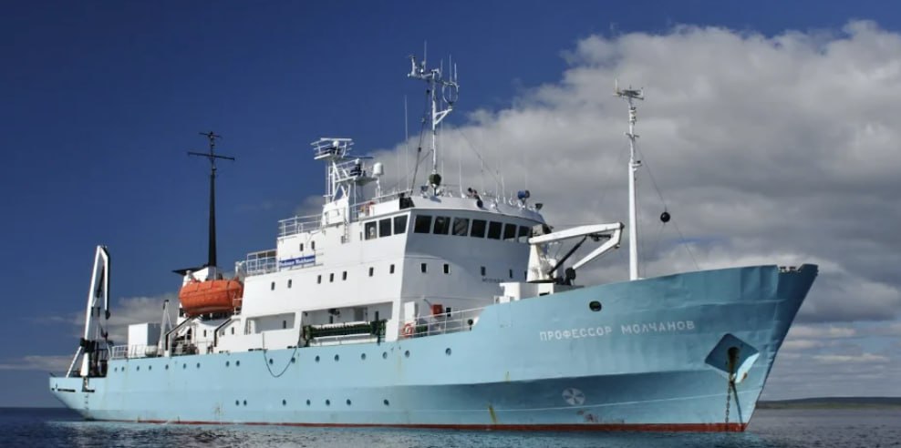 Как и обещали в прошлом году, из России стартуют морские круизы на Шпицберген. Путешествие организуют «Арктикуголь» и «Морская практика». Старт - из Мурманска. Будет два тура: 1–12 июня и 13–25 июня. Круизы пройдут на научно-исследовательском судне «Профессор Молчанов». Оно было построено в 1983 году и переоборудовано для пассажирских перевозок. Способно находиться в автономном плавании до 70 дней. Количество пассажиров — 40 человек. В рамках круиза туристы посетят самые знаковые места и достопримечательности архипелага — Баренцбург, Лонгьир, Пирамиду. Непосредственно морской переход займет три дня в одну сторону. На Шпицбергене будет пять дней. Цена круиза: от 570 тыс. до 950 тыс. рублей с человека зависит от категории каюты . Виза не нужна. Фото: sea-practice. com