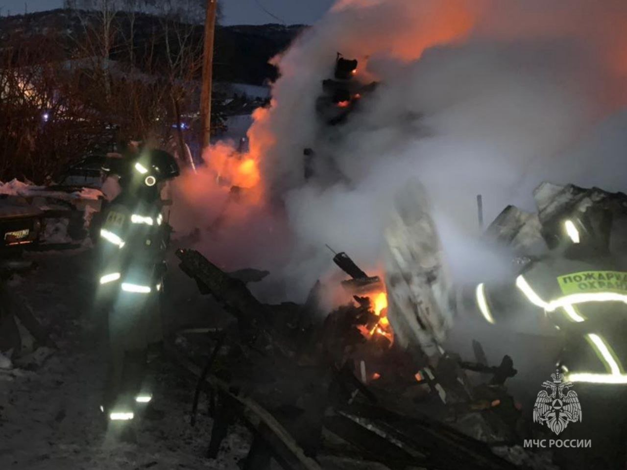 В Майминском районе на пожаре погиб пожилой мужчина.  Пожар случился около 8 часов утра в селе в жилом доме в селе Александровка. Когда прибыли первые пожарные, дом был полностью охвачен огнем, произошло обрушение крыши и потолочного перекрытия.  При разборке и проливке конструкций было обнаружено тело погибшего 69-летнего мужчины, сообщает ГУ МЧС по Республике Алтай.  Обстоятельства устанавливаются.