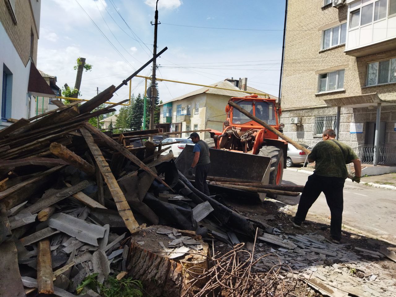 В городском округе город Ровеньки подрядной организацией ООО "Еврострой-С" в ходе подготовительных работ по капитальному ремонту кровель выполнен демонтаж и складирование несущих элементов кровель в границах придомовых территорий многоквартирных домов №№ 21 и 44 по улице Ленина. С целью обеспечения надлежащего санитарного состояния придомовых территорий данных многоквартирных домов, а также безопасного передвижения жителей, работники подрядной организации продолжают проводить работы по погрузке и вывозу строительного мусора - старого кровельного покрытия, балок, стропильных ферм, обрешетки.