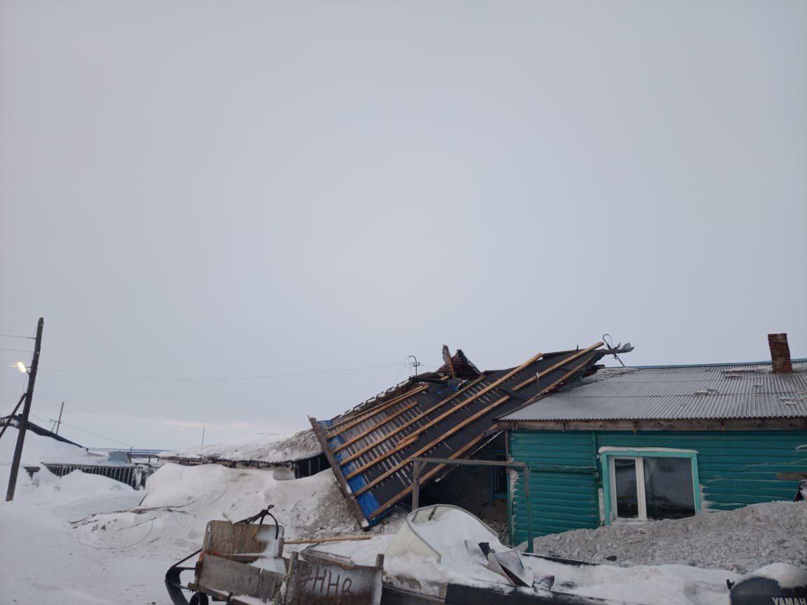 В поселке Носок на севере Красноярского края ветер сорвал крыши с домов  Несколько последних дней на Таймыре бушевала пурга. Ветер так рассвирепел, что снял крыши с нескольких домов, информацией об этом поделились местные жители. По их словам, кровлю ремонтировали в прошлом году, но в первую же зиму она не выдержала натиска ветра и слетела.  Newslab