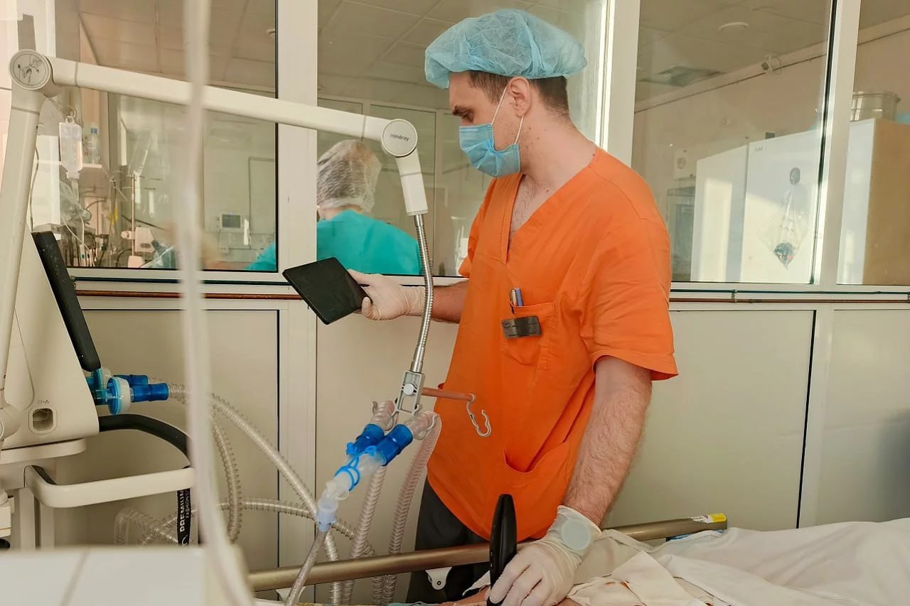 УЗИ в кармане портативный аппарат появился в челябинской больнице Новшество осваивают в ОКБ 2 Прибор представляет собой датчик и маленький планшетный монитор С его помощью можно исследовать состояние сердечно сосудистой системы у пациентов в критическом состоянии раньше для этого нужно было перевозить громоздкий УЗИ аппарат что отнимало большое количество времени Приобретенный сканер позволил внедрять передовые международные протоколы обследования такие как VExUS и RUSH С их помощью врачи определяют баланс жидкости в организме выявляют риск развития отека легких оценивают поможет ли пациенту капельница или наоборот навредит а также за считанные минуты получают информацию о работе сердца оперативно выявляя критические состояния включая различные виды шока объяснил главный врач ОКБ 2 Максим Угнивенко Кроме того новинка помогает проводить транскраниальную допплерографию ее назначают для пациентов с нарушением мозгового кровообращения Фото телеграм канал Минздрава Челябинской области Подписывайтесь на Вести Южный Урал в MAХ