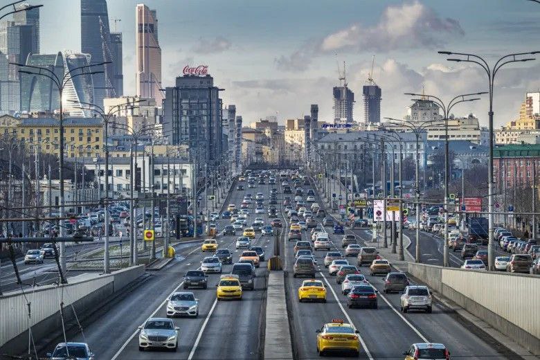 Москва стала лидером по числу водителей с максимальной скидкой по ОСАГО Речь идёт о дисконте который предоставляют за безаварийную езду На втором месте Санкт Петербург на третьем Пермский край сообщили в Российском союзе автостраховщиков Средняя доля автовладельцев имеющих минимальное значение коэффициента бонус малус в целом по стране составляет 39 6 PROtransport