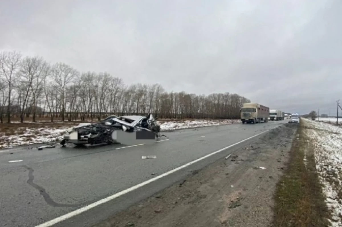 На трассе Новосибирск - Барнаул в ДТП погибла женщина-водитель  По предварительным данным, 29 октября около четырех часов дня на 123 километре дороги Р-256 в Черепановском районе произошла авария. 35-летняя женщина ехала на автомобиле Mercedes из Новосибирска в Барнаул. Она не убедившись в безопасности маневра начала совершать обгон и совершила столкновение с Mitsubishi Outlander.  В итоге автоледи умерла на месте. Пассажиры Мицубиси- две женщины получили травмы.