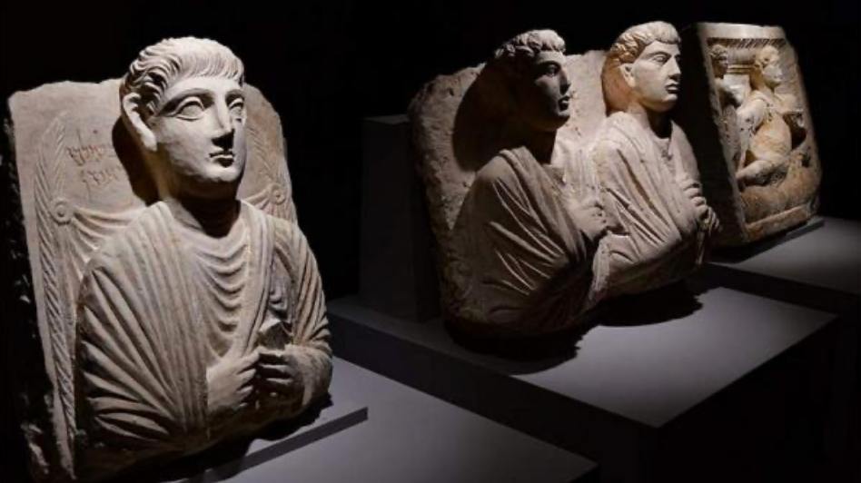 Из Национального музея Дамаска похитили шесть античных статуй Из Национального музея Дамаска похищены шесть античных статуй римской эпохи С 2011 года из Сирии вывезено более 40 000 артефактов ICOM предупреждает о росте чёрного рынка культурных ценностей Международный совет музеев ICOM предупредил в июне 2025 года о росте чёрного рынка культурных ценностей в Сирии Электронные устройства для поиска сокровищ открыто продаются в крупных городах страны а разграбленные артефакты рекламируются в социальных сетях С 2011 года из сирийских музеев и археологических объектов было разграблено более 40 000 артефактов Гражданская война и нестабильность в регионе создали благоприятные условия для масштабного разграбления культурного наследия Подробнее в нашем материале актуальное