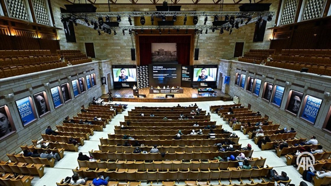 В Стамбуле начался второй день программы Трибунал по Газе Финальная сессия на котором будет объявлено окончательное решение Трибунала по Газе глобальной и независимой инициативы направленной на расследование военных преступлений совершенных Израилем в секторе Газа Мероприятие проходит в конференц зале имени профессора Джемиля Бильселя Стамбульского университета при участии видных академиков правозащитников представителей средств массовой информации и членов неправительственных организаций Подробнее на нашем сайте http v aa com tr 3725614 24 7 в сутки с Агентством Анадолу