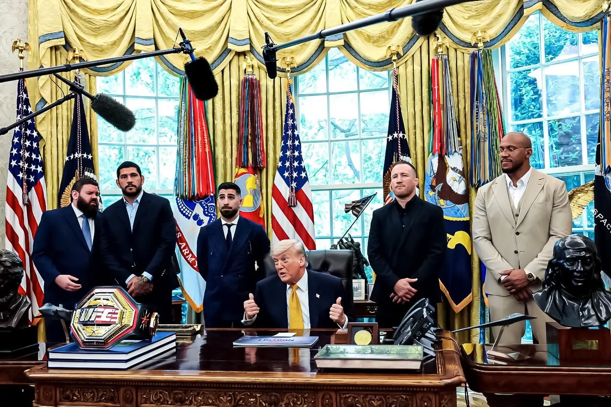 Трамп на встрече с бойцами UFC в Белом доме похвалил Хабиба Нурмагомедова Президент США представил в Овальном кабинете бойцов которые будут соревноваться напротив Белого дома 14 июня Очень особенный боец Хабиб который выиграл 29 боев из 29 сказал Дональд Трамп на мероприятии в Белом доме Я был его 29 м сказал стоявший рядом с Трампом Джастин Гейджи которого Нурмагомедов победил удушающим приемом в октябре 2020 года На встрече помимо Гейджи присутствовали Илия Топурия Алекс Перейра и Сирил Ган Подписывайтесь на РИА Новости Спорт в Mакс