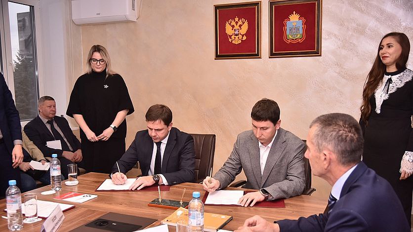 Под Орлом построят технопарк по производству радиоэлектроники Соглашение подписали губернатор Андрей Клычков и генеральный директор ООО Три Точки Технологии Дмитрий Филатов В проект инвестируют 888 миллионов рублей Планируется создание коллективной зоны где любой резидент сможет выпускать продукцию в мелкосерийном формате Вести Орел в Telegram в МАХ