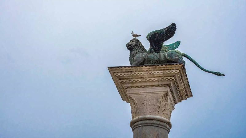 Знаменитый крылатый лев Венеции веками украшавший колонну на площади Сан Марко оказался древнекитайским стражником гробниц Согласно новому исследованию в журнале Antiquity статую отлили в эпоху династии Тан 618 907 гг н э и вероятно привезли в Италию по Шёлковому пути родственники Марко Поло Химический анализ опроверг прежнюю теорию о её эллинистическом происхождении Изначально это мифическое существо с рогами и пылающей гривой отпугивало грабителей усыпальниц Позже его превратили в христианский символ рога спилены уши округлены чтобы лев стал больше похож на традиционного и стал олицетворением святого Марка Неудобно получилось Брекотин Подписаться