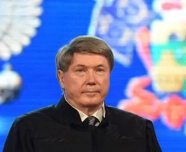 Суд изъял у семьи экс главы кубанского правосудия 36 килограммов золота и 106 нежилых помещений Октябрьский районный суд Краснодара по иску к семье бывшего председателя Краснодарского краевого суда Александра Чернова обратил в доход государства имущество и денежные средства на сумму около 900 миллионов рублей Что именно изъято 6 земельных участков площадью 9100 квадратных метров 106 нежилых помещений площадью 10 тысяч квадратных метров 2 жилых дома площадью почти 823 квадратных метра 22 миллиона рублей на счетах ответчиков в кредитных учреждениях 36 килограммов золота в слитках и монетах Решение обращено к немедленному исполнению сообщили в Объединенной пресс службе судов Краснодарского края Радио 104FМ Новая Россия Мы в МАХ