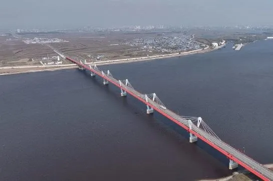 За первые три месяца 2026 года грузовой трафик на международном мосту Благовещенск Хэйхэ вырос вдвое по сравнению с аналогичным периодом прошлого года В некоторые дни через пункт пропуска Кани Курган проходило более 560 транспортных средств сообщили в правительстве Амурской области По данным оператора международного моста фактическая пропускная способность пункта пропуска демонстрирует устойчивый рост По итогам прошлого года пункт пропуска пересекло в 1 5 раза больше транспортных средств чем в 2024 году Напомним в декабре 2025 года на терминале Кани Курган были введены в эксплуатацию 16 полос движения Это повысило пропускную способность до 630 грузовиков в сутки Автомобильный мост через реку Амур сегодня востребован перевозчиками из разных регионов страны Задача на 2026 год создать для них благоприятные условия и обеспечить дальнейший рост грузооборота между странами Для нас важно закрепить за Амурской областью статус логистического хаба на восточном направлении сказал глава Приамурья Василий Орлов В региональном правительстве отметили что увеличение грузопотока приведет к росту таможенных сборов налогов и других платежей в бюджеты всех уровней Работа терминала повлияет на развитие логистики складской инфраструктуры придорожного сервиса технического обслуживания транспорта Для перевозчиков и экспортеров дальнейшее развитие пункта пропуска означает сокращение времени таможенного оформления устранение очередей снижение логистических издержек на перевозку грузов и рост предсказуемости трансграничных поставок