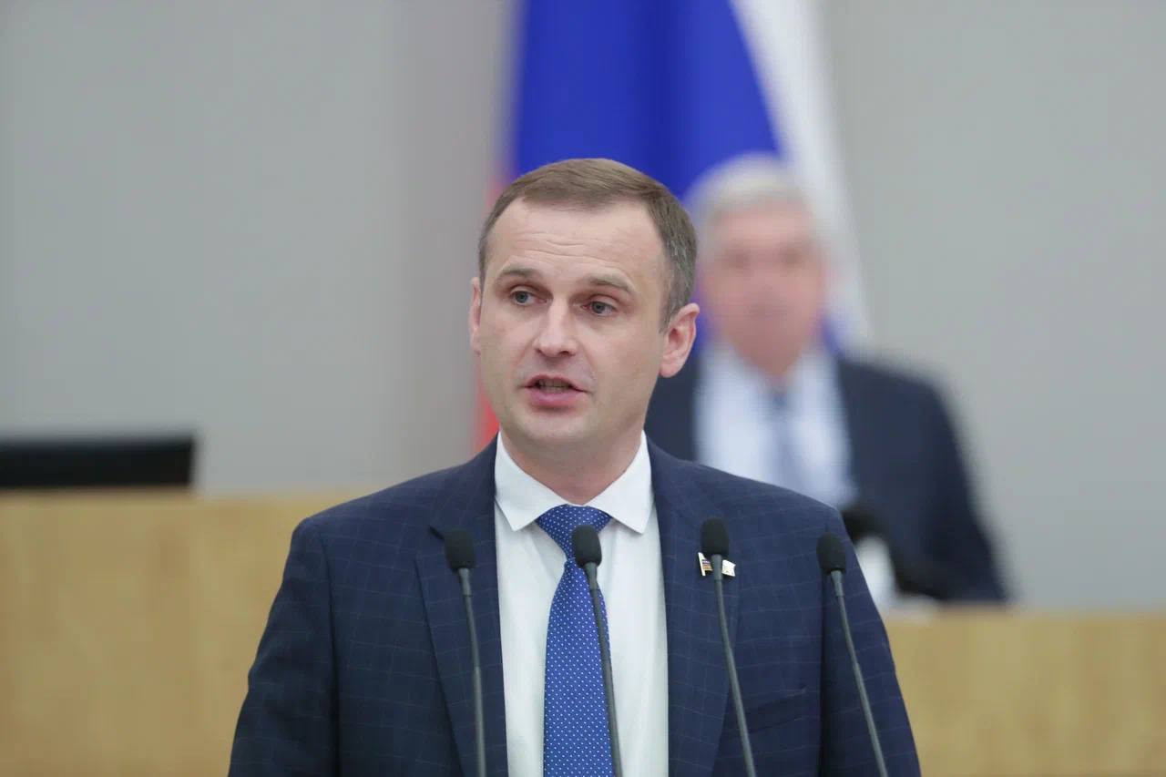Участников СВО и многодетных следует освободить от налога на проценты по вкладам Предлагаем освободить участников СВО, а также многодетные семьи от налога на проценты по вкладам в российских банках, полученные в 2025-2027 годах. Напомним, что начиная с 1 января 2025 года все граждане должны платить налог на процентный доход по вкладам и счетам, размещенным в российских банках. Ставка налога составляет 13% — если доход не превышает 2,4 млн рублей, и 15% — если доход выше указанной суммы. Считаем, что предложенные меры позволят снять дополнительную финансовую нагрузку с защитников Родины и многодетных, улучшить их благосостояние и повысить привлекательность банковских вкладов. «Создание особых условий и всесторонняя поддержка участников специальной военной операции, а также многодетных семей является одним из национальных приоритетов для нашей страны. Семьи бойцов и многодетные граждане не должны нести дополнительную финансовую нагрузку, сэкономленные средства они смогут потратить на обучение, развитие, улучшение жилищных условий или отдых», — рассказал заместитель руководителя фракции ЛДПР в Государственной Думе, председатель Комитета Госдумы по охране здоровья Сергей Леонов. 21 июля 2025 года законопроект направлен на заключение в Правительство Российской Федерации.