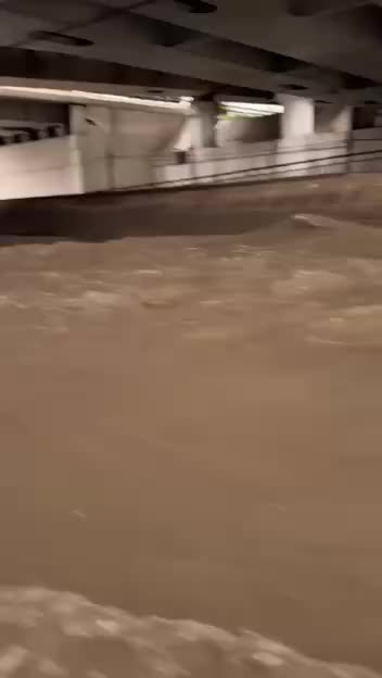 Дождь в Москве приводит к затоплению улиц и затруднениям для автомобилей