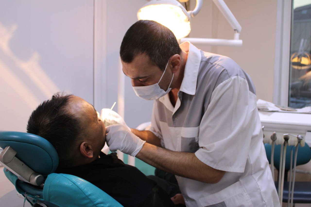 В Туве участникам СВО доступно бесплатное зубопротезирование На сегодняшний день мерой поддержки воспользовались 55 участников СВО из них 10 человек пока находятся на стадии подготовки к протезированию Мера поддержки введена в этом году Правительством Тувы Активно направляет ветеранов на зубопротезирование филиал фонда Защитники Отечества Зубное протезирование это работа не одного дня Сначала нужно пролечить все зубы если нужно то удалить затем изготовить сам протез Пациенты мои все довольны Каждый уходит от меня с улыбкой жмут руку говорят Спасибо эмчи рассказал стоматолог ортопед Виген Терджанян Подробную информацию о льготном зубопротезировании ветераны СВО могут получить у своих социальных координаторов в фонде Защитники Отечества ТЫВАПРЕСС ПОДПИСАТЬСЯ