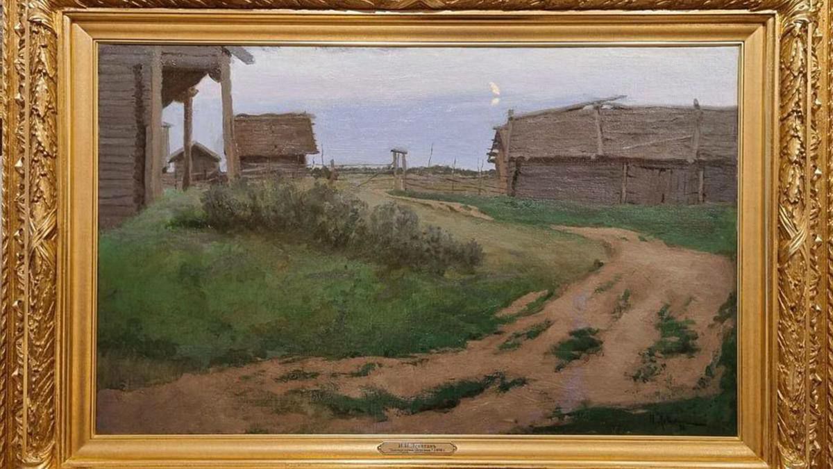 В Москве оценят бесценное 1 марта Московский аукционный дом проведет весенние торги на которых будут представлены работы крупнейших русских художников Ильи Репина Ивана Айвазовского Исаака Левитана Валентина Серова Виктора Васнецова и других мастеров XVIII XX веков Общая стоимость лотов оценивается почти в 1 млрд рублей В каталог вошли произведения из частных коллекций многие из которых ранее выставлялись в залах Третьяковской галереи Среди самых заметных лотов Лунная ночь в Крыму Айвазовского 1861 года с оцененная 60 млн рублей Восход луны Деревня Левитана 1898 года оцененный в 50 млн и картина Серова За шитьем 1896 года с аналогичной оценкой На торгах также представлен Нарцисс Репина 1917 года стоимостью до 45 млн рублей Но для Ивановской области эта новость звучит особенно тепло из за имени Исаака Левитана Здесь его любят не за рекордные цены а за ощущение тишины и внутреннего света которое он оставил в своих работах Многие из них были созданы в Плёсе городе ставшем для художника местом вдохновения и творческого равновесия Поэтому когда в Москве картины Левитана становятся предметом торгов в Ивановской области их воспринимают иначе как часть своей культурной памяти Аукционы проходят цифры меняются но его пейзажи по прежнему живут там где однажды были написаны на волжских берегах Плёса