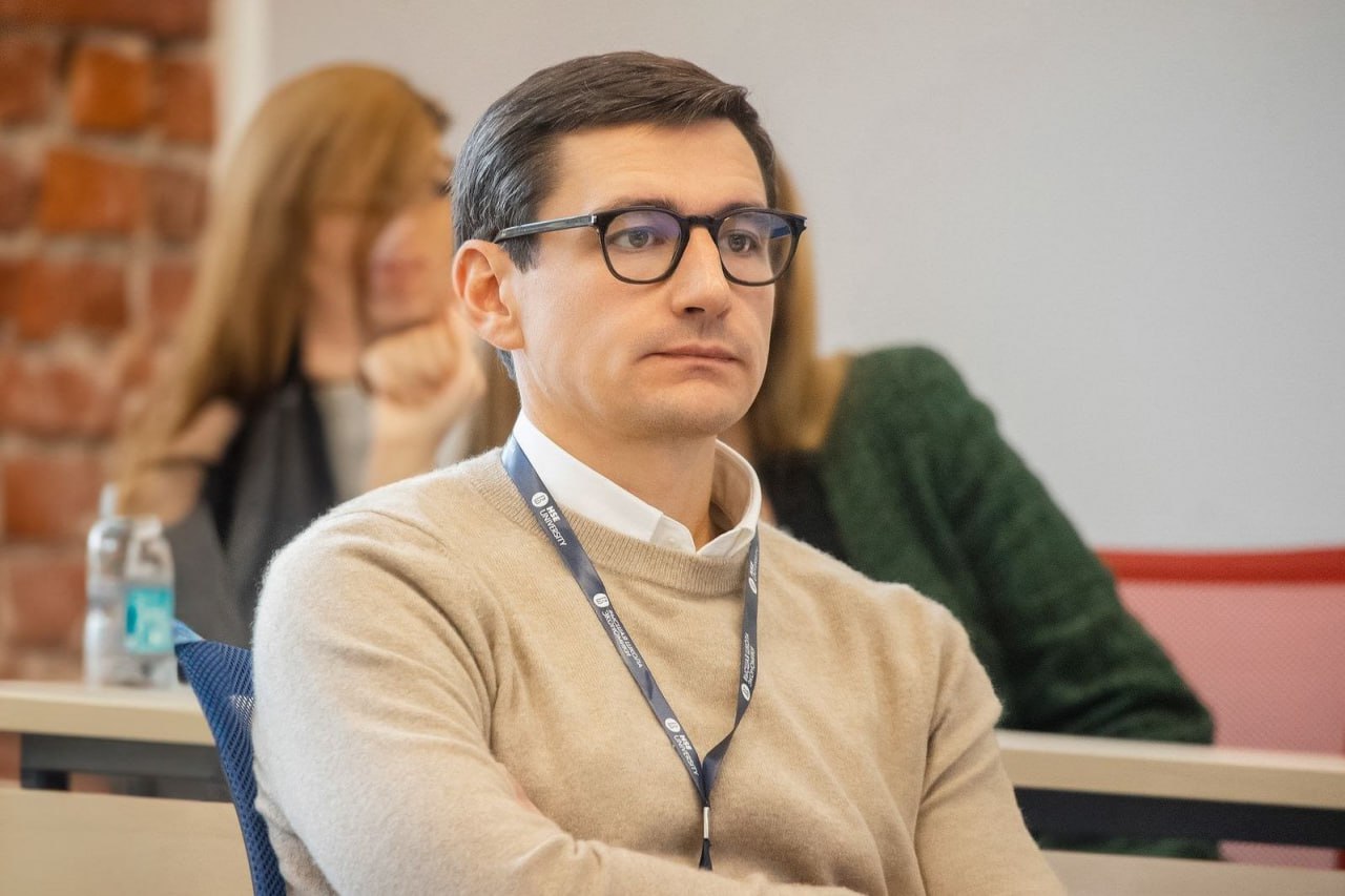 Главного коммунальщика уволили после критики Слюсаря из-за аварии на коллекторе в Шахтах  Евгений Плетменцев оставил должность руководителя «Управления по распределению систем водоснабжения» «УРСВ» Ростовской области. Это решение последовало за критикой в адрес предприятия со стороны врио губернатора Юрия Слюсаря, вызванной многочисленными жалобами на качество работы компании в городе Шахты. Об этом сообщает пресс-служба регионального правительства.   В частности, Слюсарь раскритиковал действия коммунального предприятия по устранению последствий аварии на коллекторе, приведшей к подтоплениям. В связи с этим глава региона поручил подготовить решения по кадровым перестановкам в руководстве предприятия.  «Есть объективные факты, а есть субъективные. И они подсказывают, что нужно менять руководство», – отметил Слюсарь на оперативном совещании в правительстве области.    Южная служба новостей