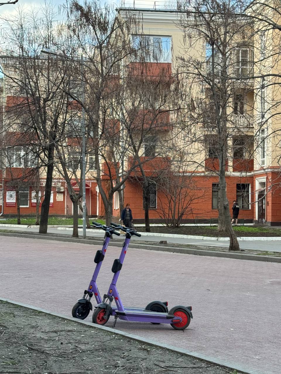 За 2,5 месяца в ДТП с электросамокатами в Воронеже пострадали 10 детей Всего за это время произошло 22 аварии. Также травмы получили 13 взрослых. За прошлую неделю к административной ответственности привлекли 12 самокатчиков. Тревожно.