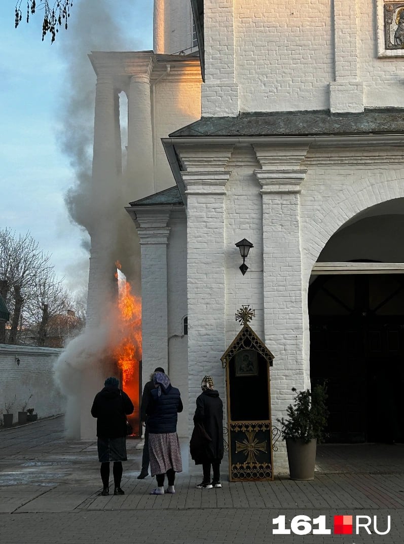 В Старочеркасске пожар в церкви XVIII века. Он начался в каптерке, сам храм иконы Божией Матери Донской в Донском Старочеркасском монастыре не пострадал, сообщил корреспонденту 161.RU ресс-секретарь главы Донской митрополии Игорь Петровский.  Зданию церкви более 260 лет. Его построили в 1756–1761 годах атаманы Ефремовы, это старинный дворянский и казачий род.