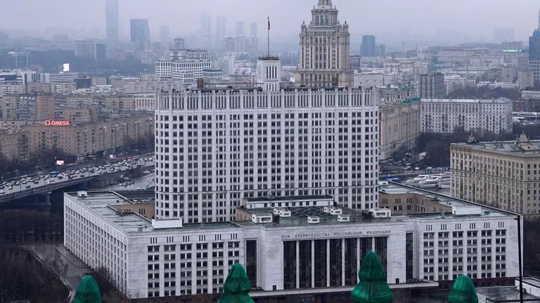 Правительство продлило ограничения на ввоз и вывоз ряда товаров Временные ограничения на ввоз и вывоз из России отдельных видов товаров сырья и оборудования продлены на два года до конца 2027 года следует из постановления правительства В частности ограничения распространяются на вывоз технологического и медицинского оборудования сельхозтехники электрической аппаратуры турбин ядерных реакторов волоконно оптических кабелей летательных аппаратов радиолокационных приборов огнестрельного оружия аккумуляторов станков для обработки металла Кроме того документом до конца 2027 года продлевается возможность применения ограничений на ввоз семян отдельных видов сельскохозяйственных культур из недружественных стран Речь идет о семенах картофеля пшеницы меслина ржи ячменя кукурузы соевых бобов рапса подсолнечника и сахарной свеклы Постановлением до конца 2027 года также продлено действие повышенных ставок ввозных таможенных пошлин на отдельные виды мясных и рыбных изделий консервированных готовых продуктов из овощей фруктов и орехов кондитерских и мучных изделий макаронных изделий соусов а также на минеральную воду пиво растворимый и жареный кофе на автомобильные свечи зажигания и ряд других товаров