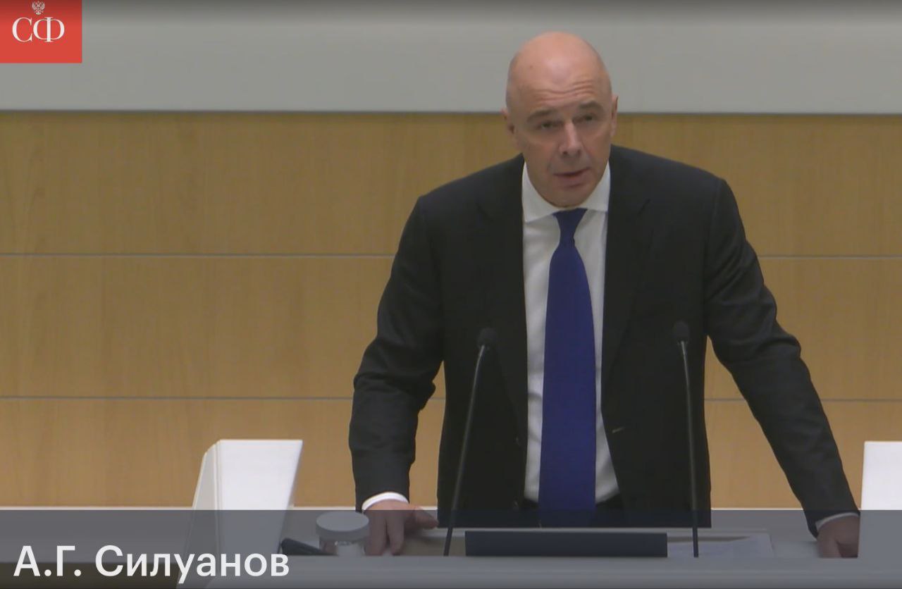 Антон Силуанов Параметры бюджета сформированы с учетом текущей экономической ситуации характеризующейся плановым охлаждением экономики Это необходимо для того чтобы снизить инфляцию снизить процентные ставки в экономике с тем чтобы начиная уже с 2026 года получить рост основанный на новом качестве обеспечить продолжение роста реальных доходов населения Чтобы предприятия могли больше осуществлять инвестиций развивать экономику и бюджет как раз этому содействует сказал он Министр финансов РФ подробно остановился на вопросах финансовой поддержки регионов