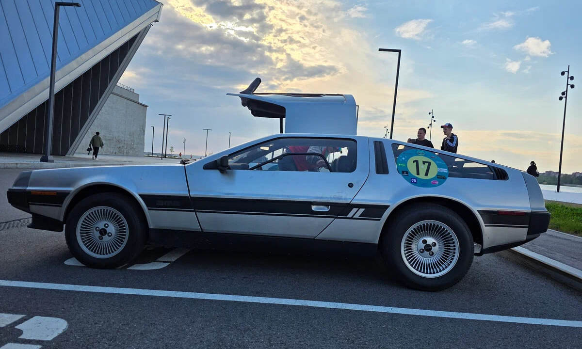 В Питере продают культовый DeLorean DMC-12, известный по трилогии «Назад в будущее». По словам владельца, авто хранился в теплом паркинге и ездил только по автовыставкам, поэтому за 44 года набежало всего 29 000 км пробега, а бонусом в комплекте отдает реплику того самого спортивного альманаха из второго фильма. Цена вопроса — 13 млн рублей.