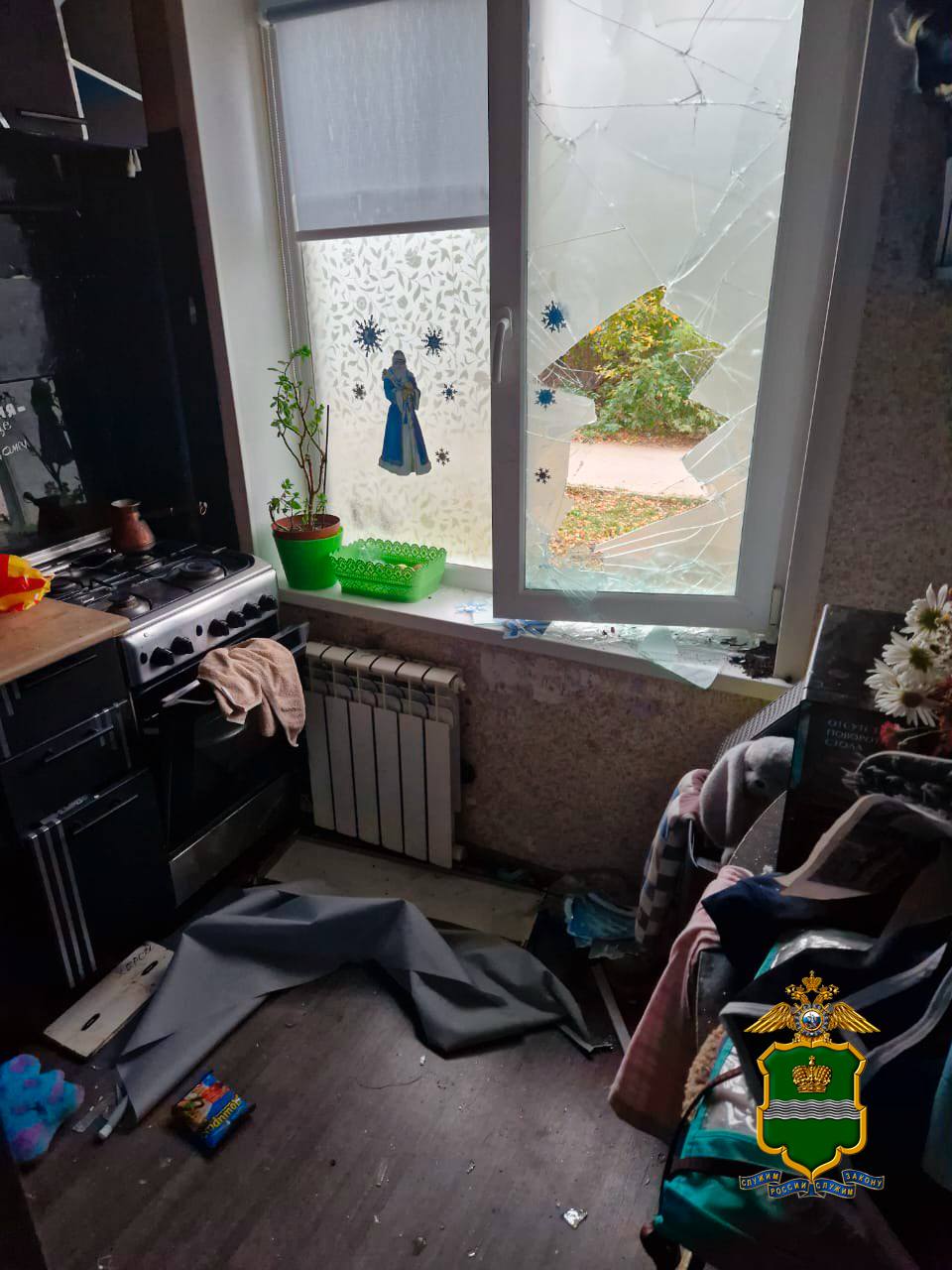 В Боровске задержан домашний дебошир Несколько дней назад в полицию сообщили о том что в одной из квартир на первом этаже где проживает женщина с двумя детьми раздаются крики с призывом о помощи На место направился полковник полиции Сергей Ивашкин и сотрудники уголовного розыска На момент их прибытия женщина смогла самостоятельно выбраться через окно и убежать Внутри увидели мужчину который отказался открыть дверь и начал угрожать тем что с ним находятся дети Входную дверь взломали детей не обнаружили а после того как мужчина стал бросаться на полицейских с ножами на него распылили газовый баллончик и задержали По данному факту возбуждено уголовное дело